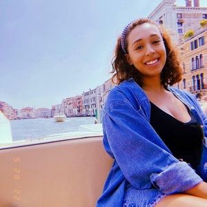 Meet your Posher, Elise